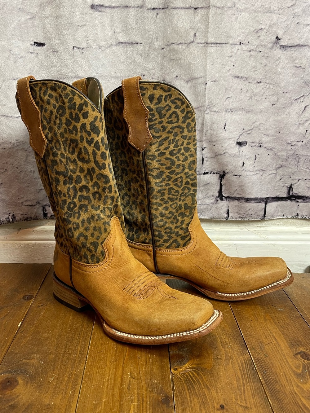 Circle G teen by corral size 3.5 square toe tan and leopard print cowgirl boots
